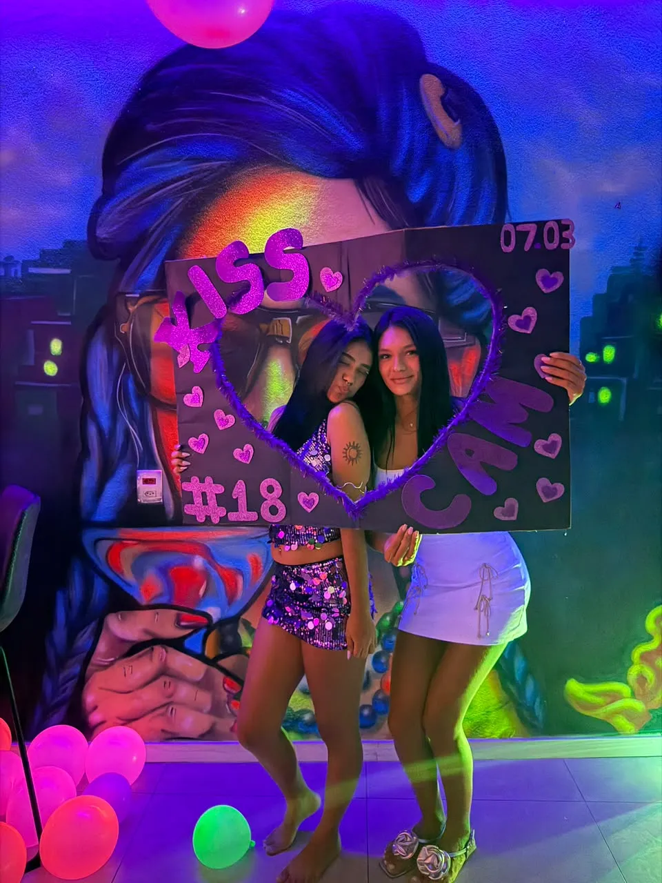 Aniversariante e amiga comemorando no CM Bebidas