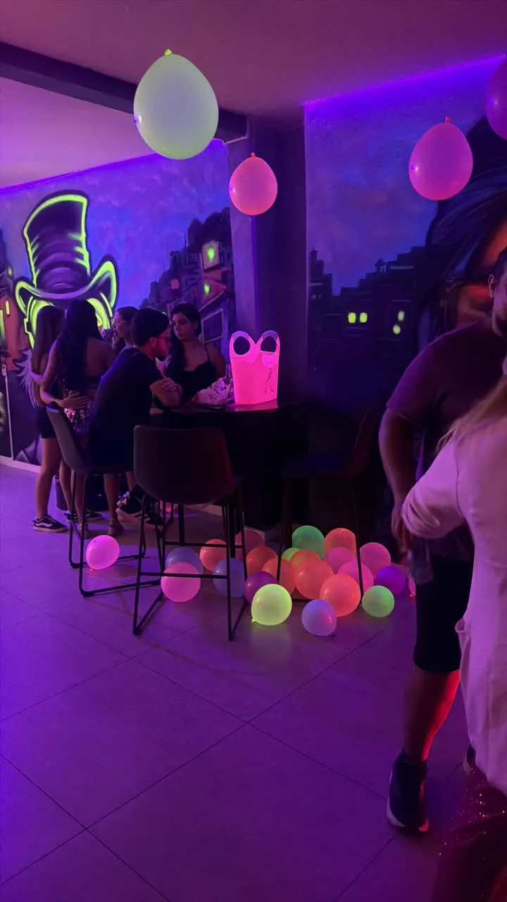 Convidados reunidos durante uma festa no CM Bebidas