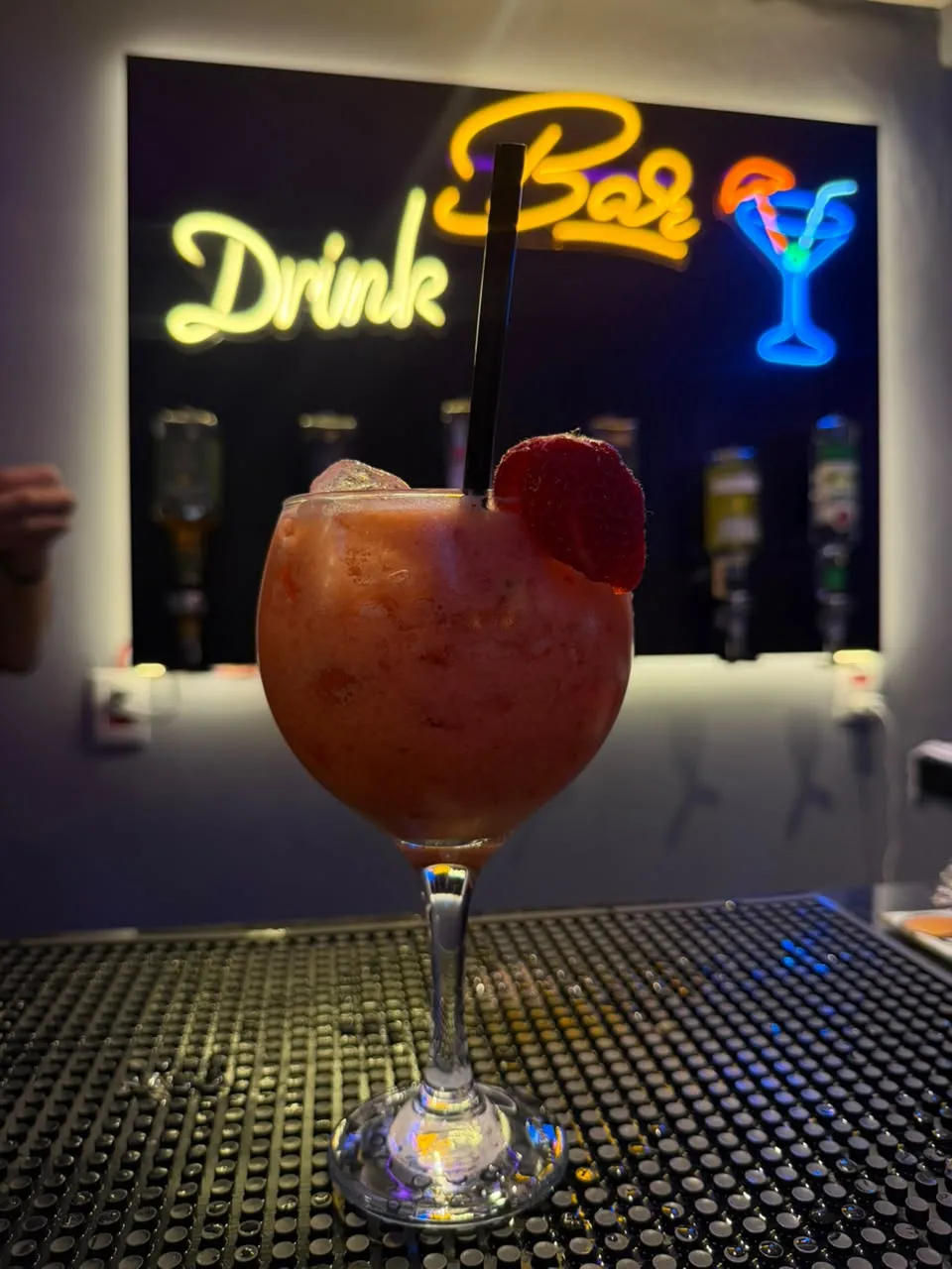 Caipirinha de morango servida em taça