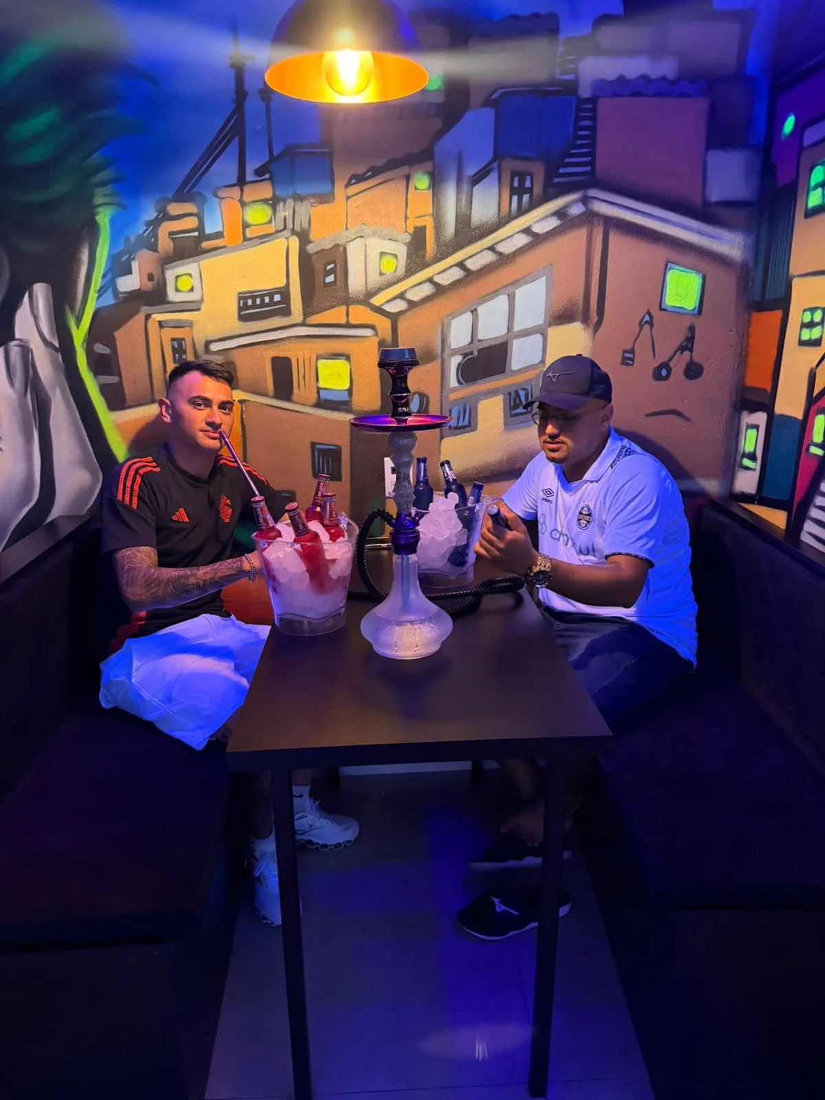 Torcedores reunidos para assistir futebol no CM Bebidas